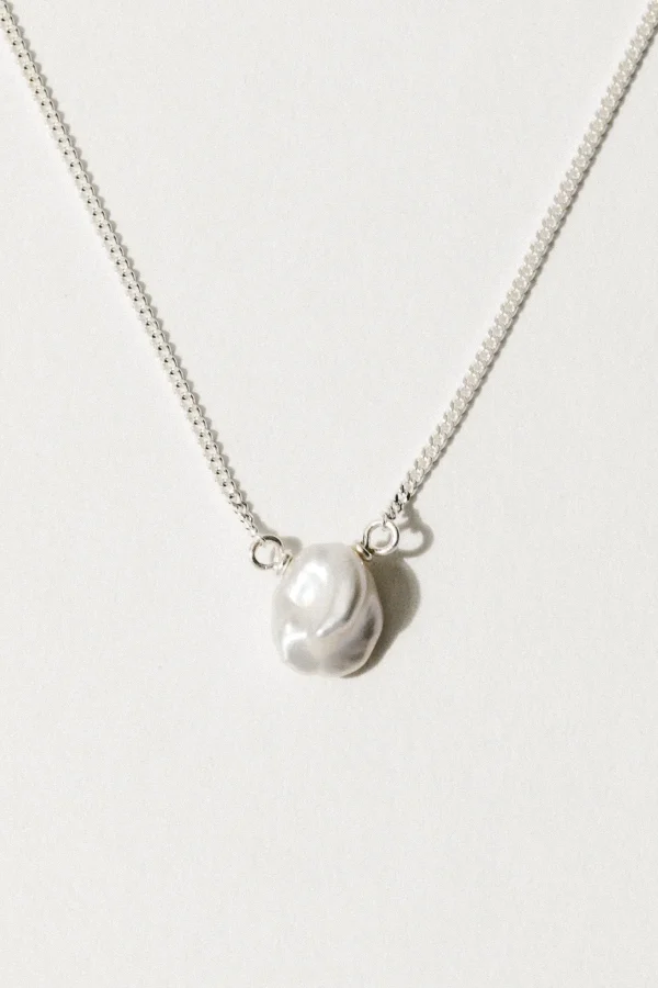 Elegant Faux Pearl Pendant Necklace - Image 3