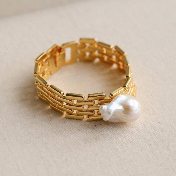 Elegant Faux Gold Bracelet with Pearl Accent - Image 3