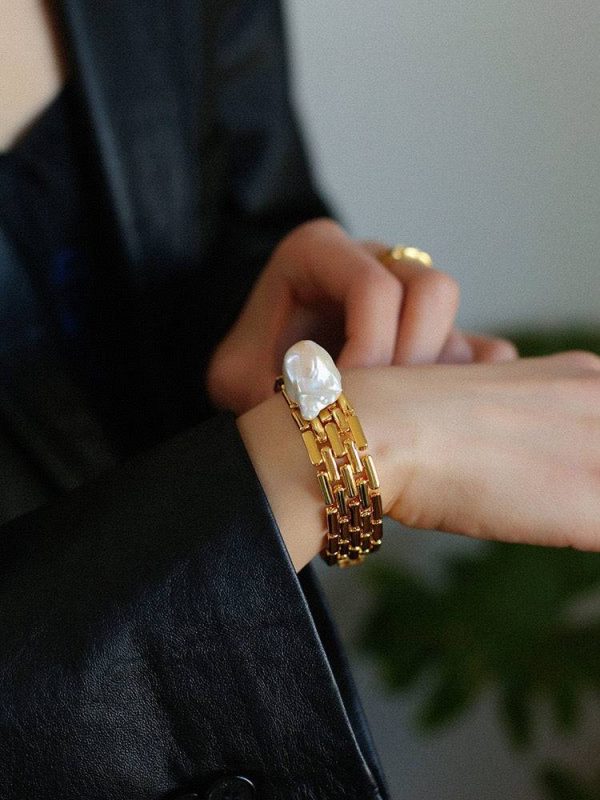 Elegant Faux Gold Bracelet with Pearl Accent - Image 4