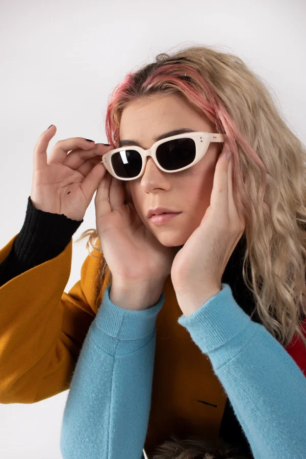 Trendy Retro Sunglasses - Image 4