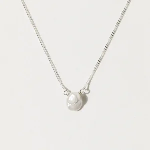 Elegant Faux Pearl Pendant Necklace