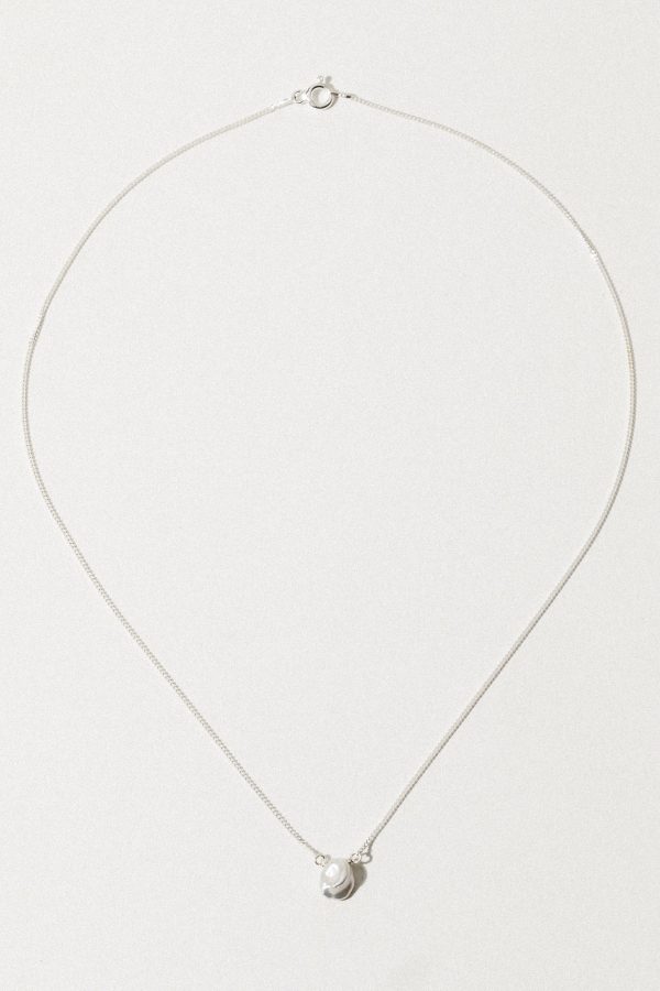 Elegant Faux Pearl Pendant Necklace - Image 2