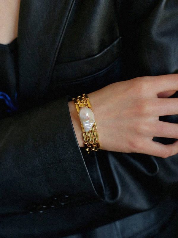 Elegant Faux Gold Bracelet with Pearl Accent - Image 2