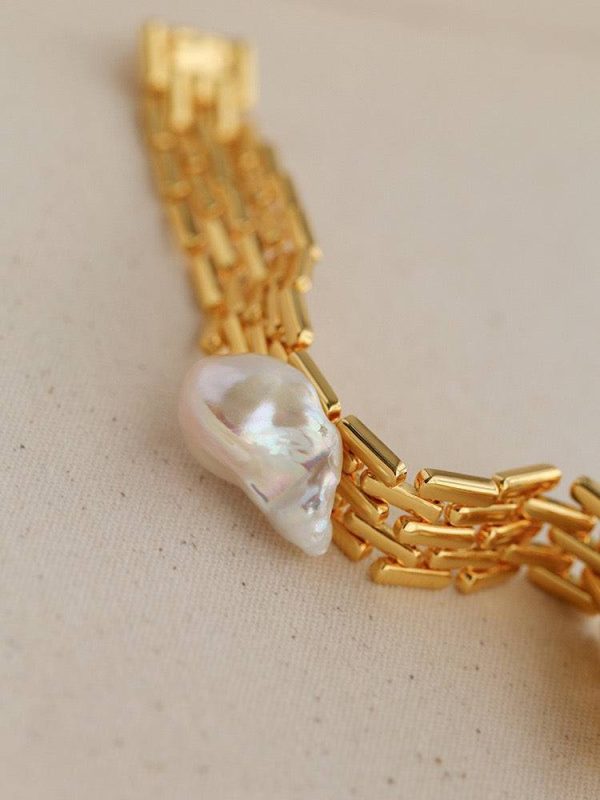 Elegant Faux Gold Bracelet with Pearl Accent - Image 11