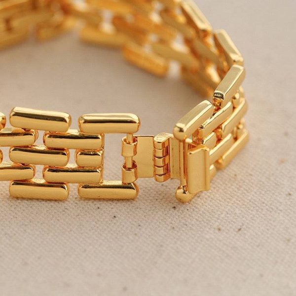 Elegant Faux Gold Bracelet with Pearl Accent - Image 10