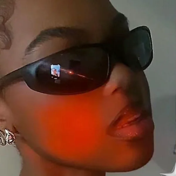 Stylish Black Frame Sunglasses - Image 3