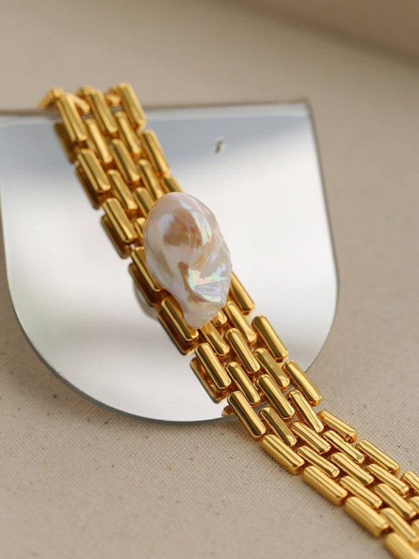 Elegant Faux Gold Bracelet with Pearl Accent - Image 8