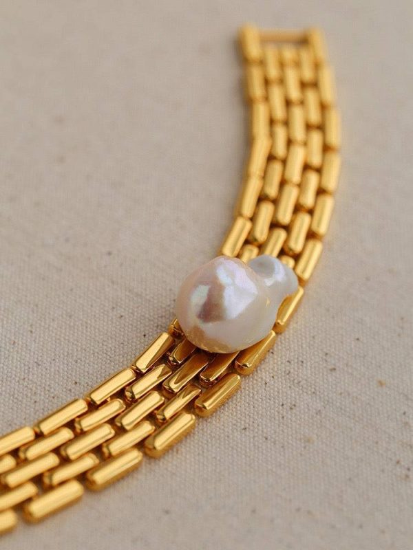 Elegant Faux Gold Bracelet with Pearl Accent - Image 5
