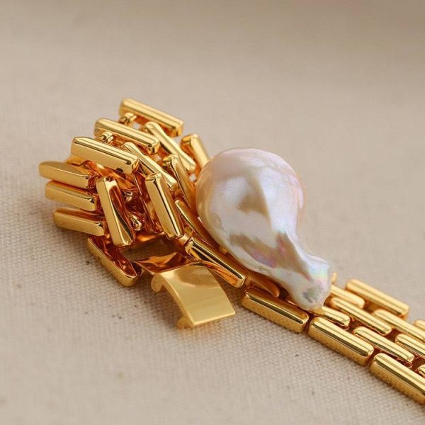 Elegant Faux Gold Bracelet with Pearl Accent - Image 9