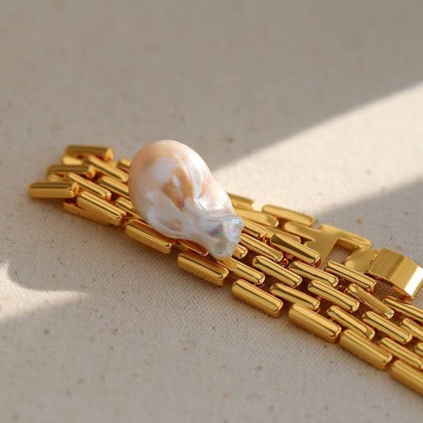 Elegant Faux Gold Bracelet with Pearl Accent - Image 7